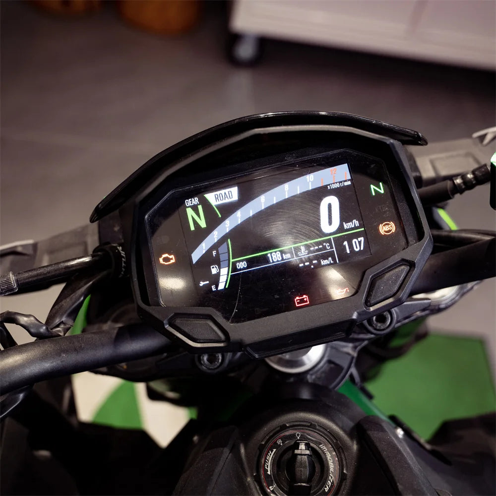 Pantalla TFT de la Kawasaki Z900 con la visera puesta