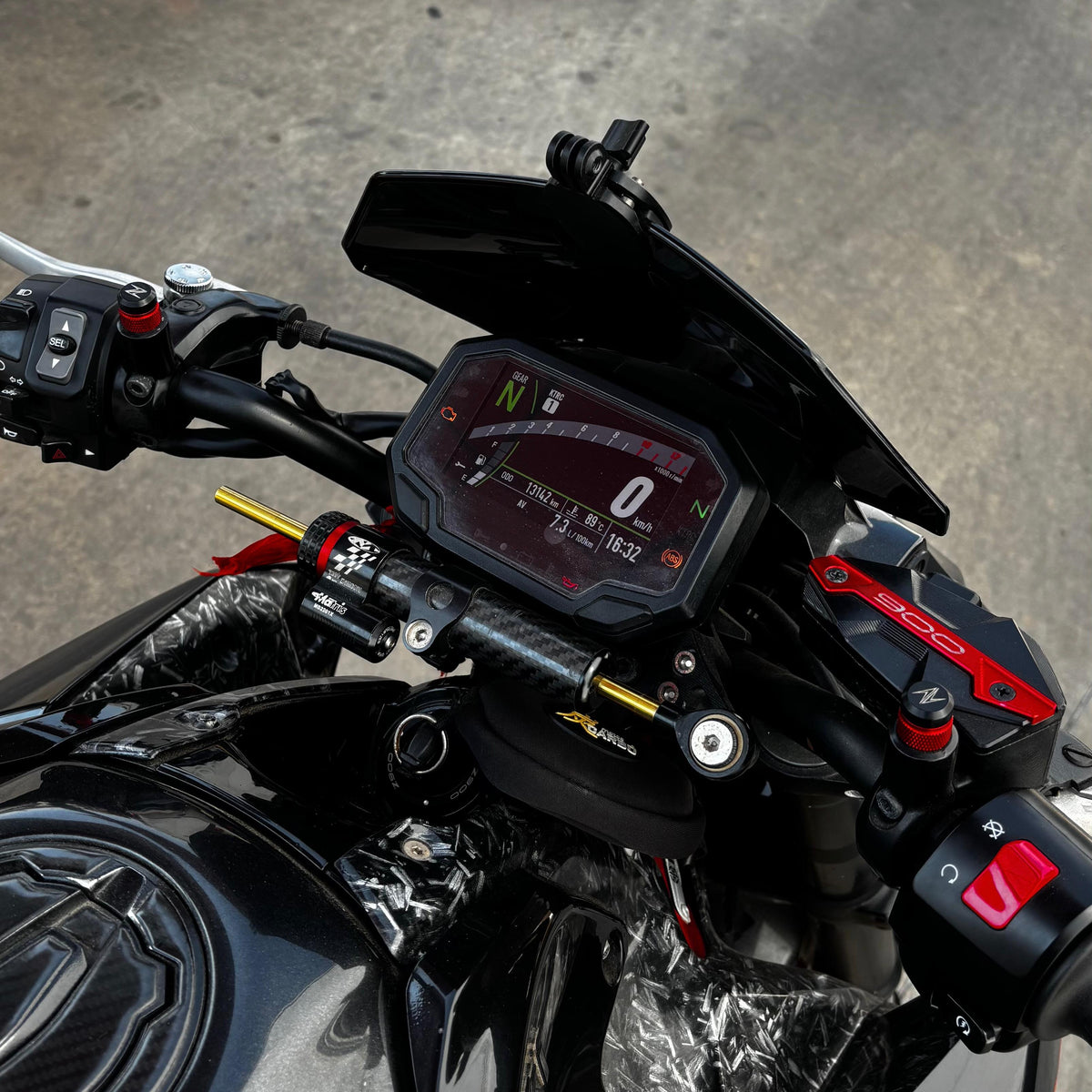 Puesto de mando de una Kawasaki Z900 con el cuadro digital, el espejo CNC y las manetas