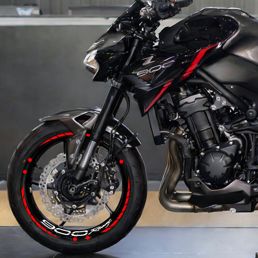 Vinilos de llanta rojos en la rueda delantera de una Kawasaki Z900
