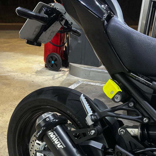 Detalle del portamatrículas corto con intermitentes originales en una Kawasaki Z900 2026