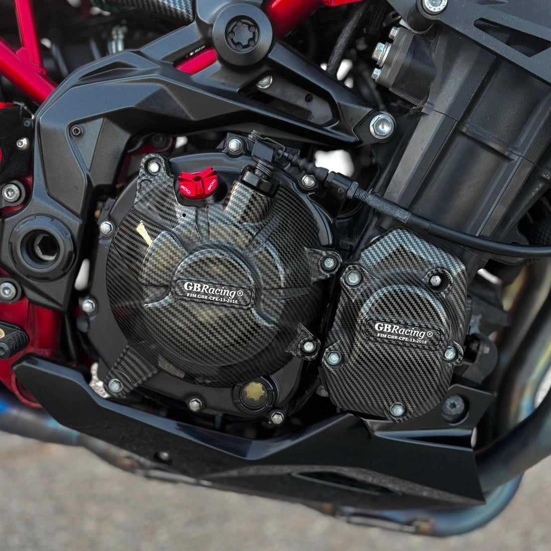 Protecciones de motor en acabado carbono montadas en una Kawasaki Z900