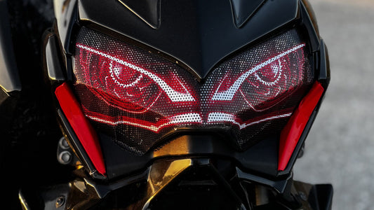 Faro LED de una Kawasaki Z900 con los vinilos de ojos deportivos montados