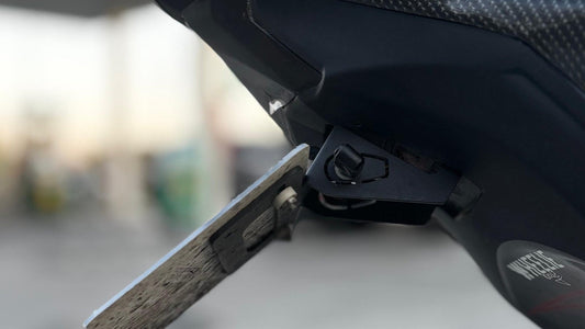 Trasera de una Kawasaki Z900 con portamatrículas corto montado y la matrícula pegada al colín