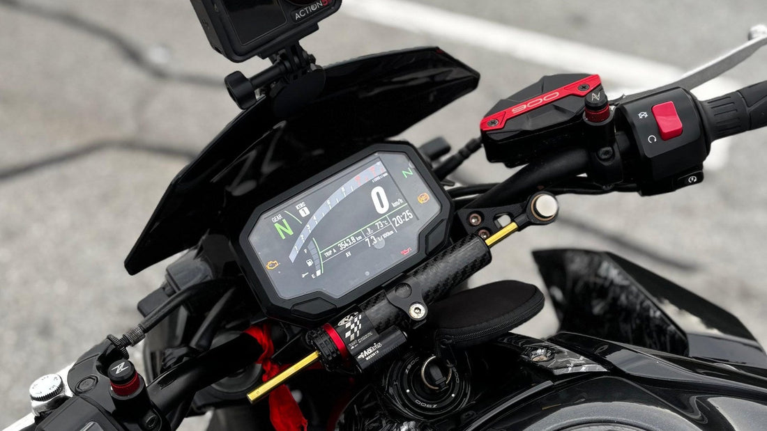 Puesto de mando de una Kawasaki Z900 modificada con cuadro digital, manetas y detalles en aluminio