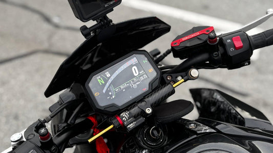 Puesto de mando de una Kawasaki Z900 modificada con cuadro digital, manetas y detalles en aluminio