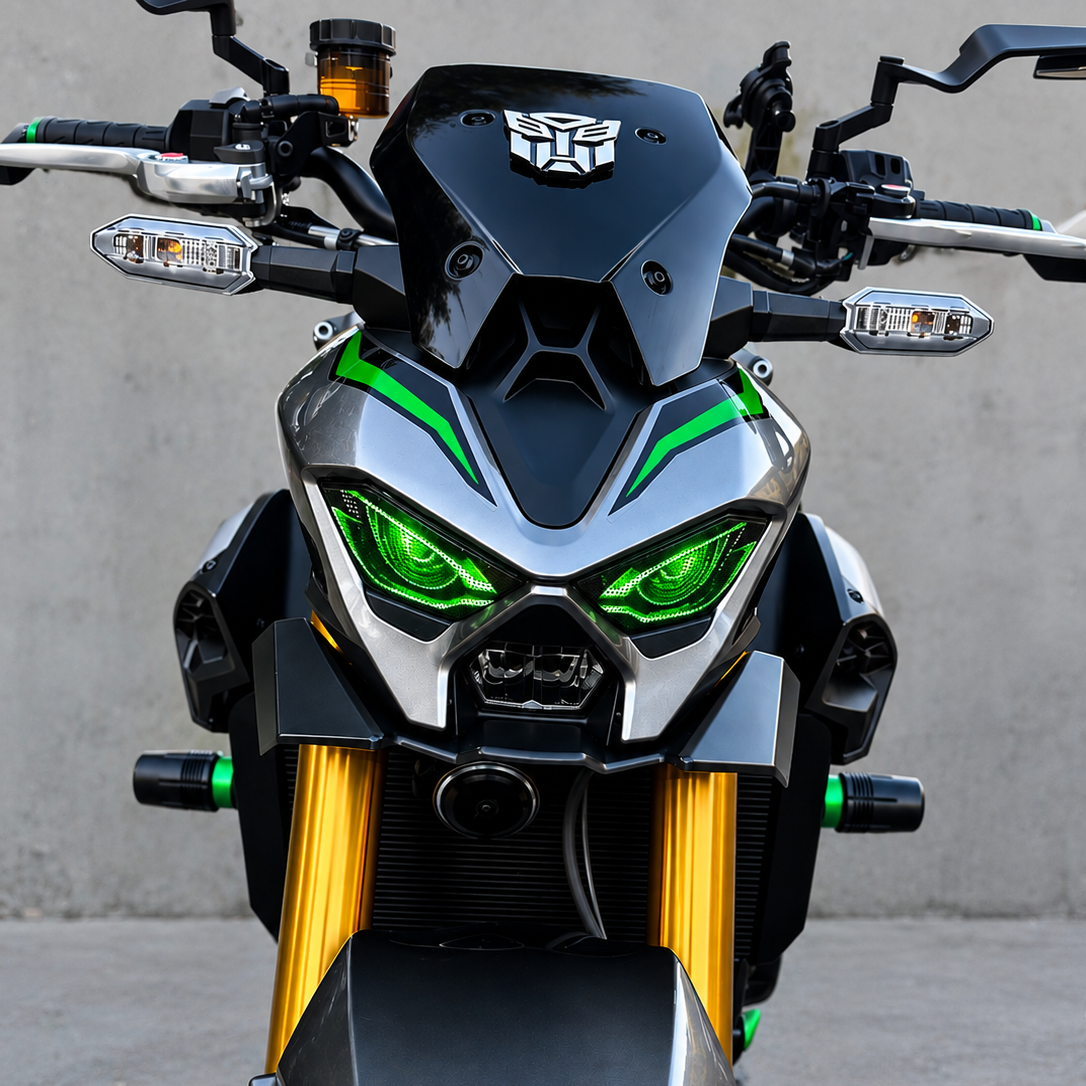 Frontal de una Kawasaki Z900 2025 con los vinilos verdes puestos en el faro