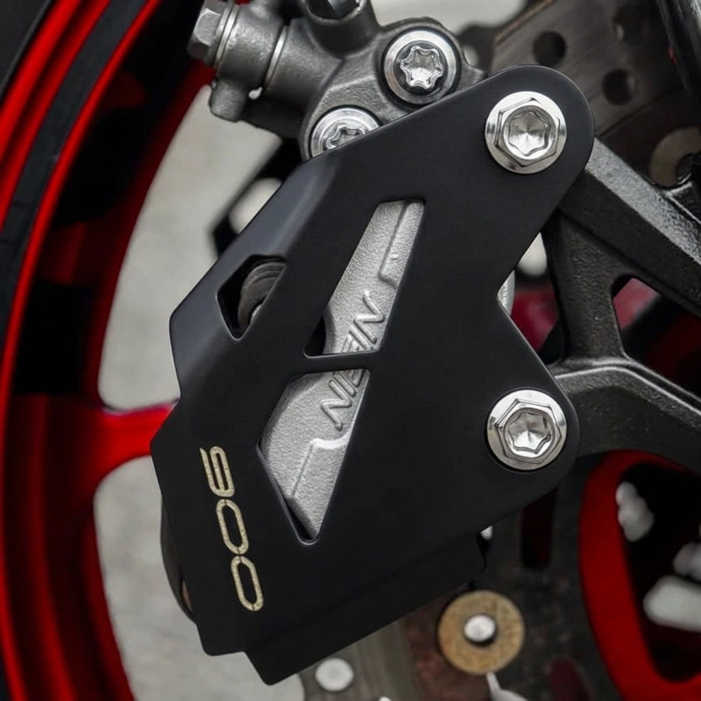 Protector de pinza de freno delantero CNC negro con logo Z900 montado en una Kawasaki Z900