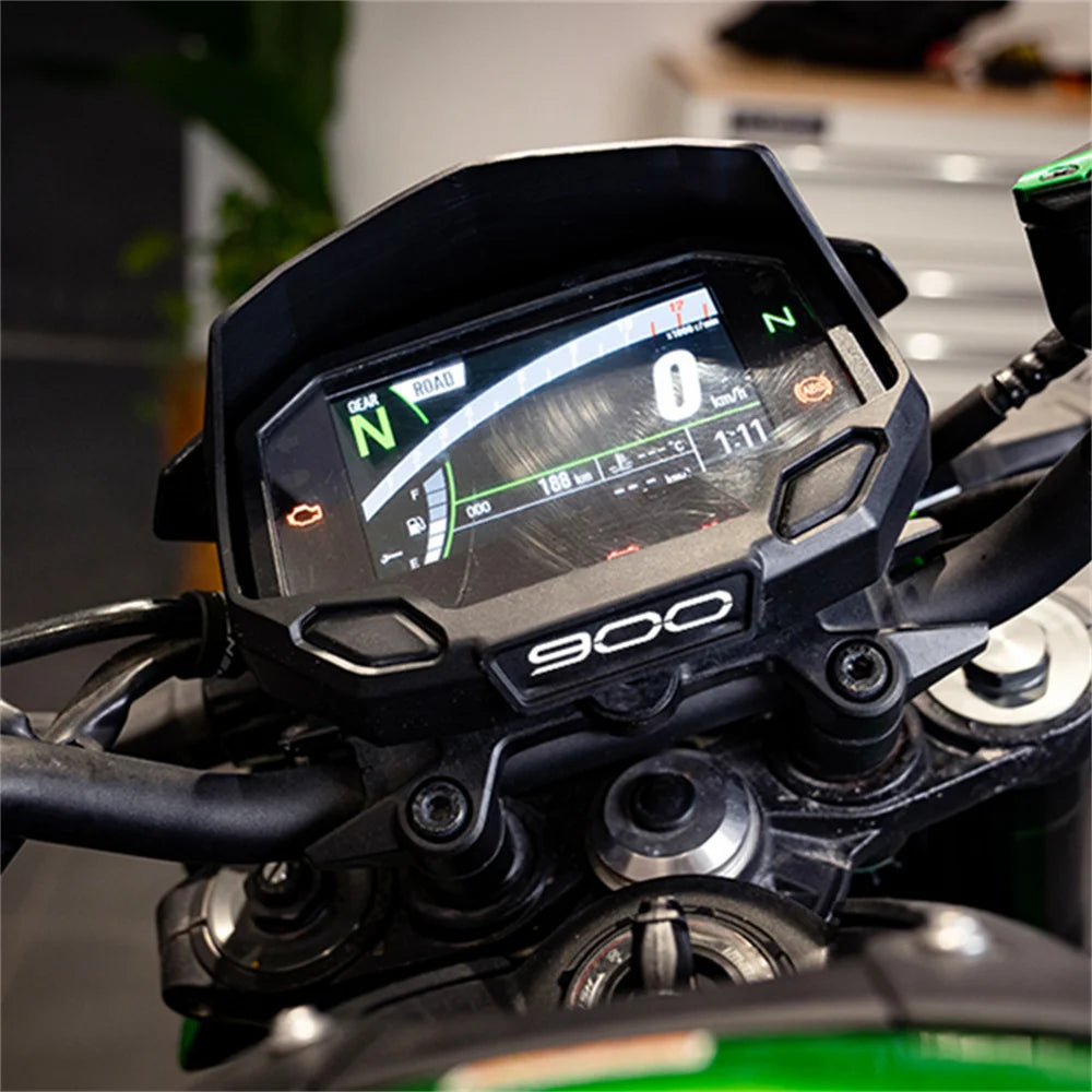 Visera de pantalla TFT montada en una Kawasaki Z900