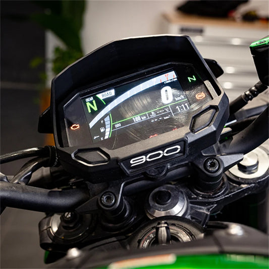 Visera de pantalla TFT montada en una Kawasaki Z900