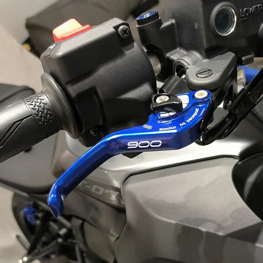 Maneta regulable azul montada en una Kawasaki Z900