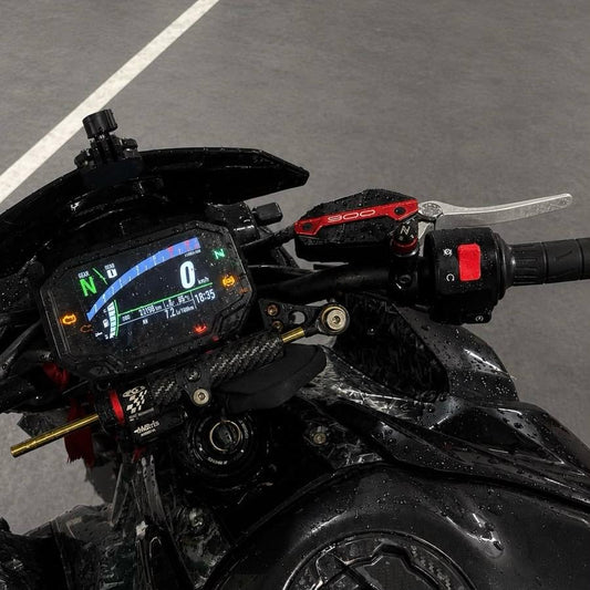 Puesto de mando de una Kawasaki Z900 con espejo de manillar CNC y detalles en aluminio
