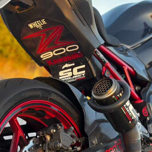 Rueda trasera y escape de una Kawasaki Z900 con el emblema Z900