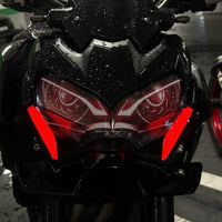 Frontal de una Kawasaki Z900 2020-2024 con el vinilo de ojos rojo del pack de 2 colores en el faro LED