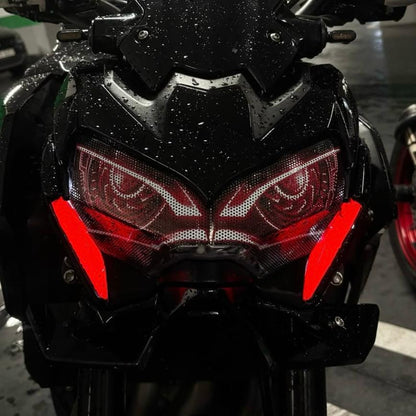 Vinilo de ojos rojo del Kit Frontal en el faro LED de una Kawasaki Z900 2020-2024