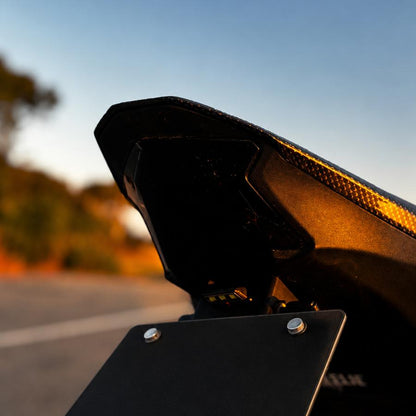 Trasera de una Kawasaki Z900 al atardecer con el piloto trasero oscurecido por el vinilo ahumado