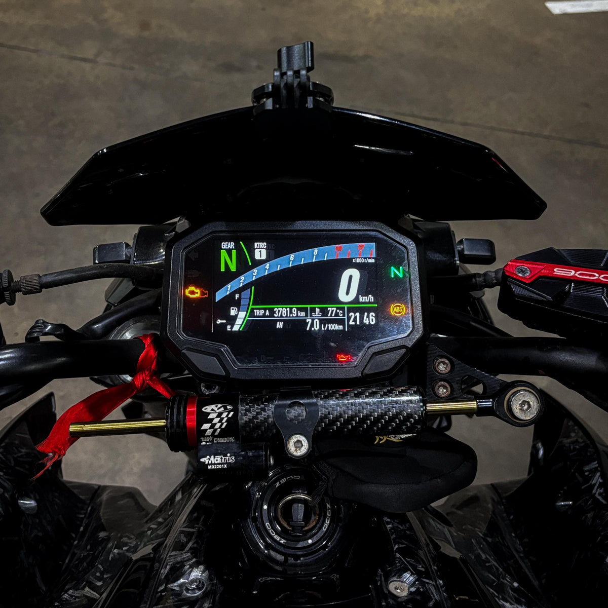 Pantalla TFT encendida de una Kawasaki Z900 2020-2024 con el protector de pantalla puesto