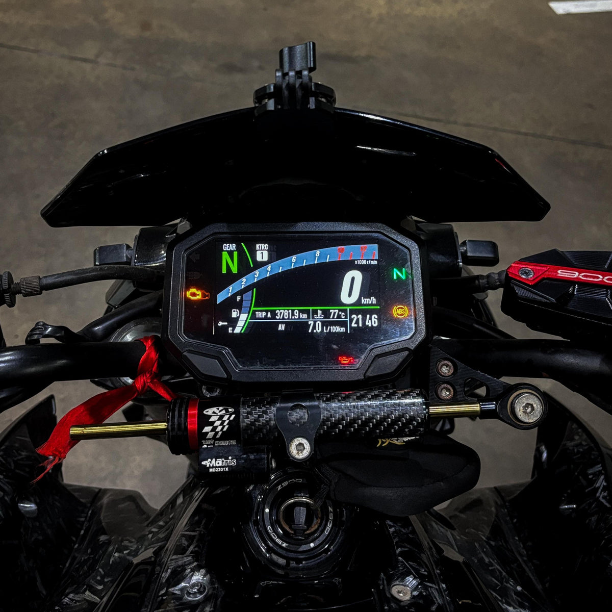 Pantalla TFT de una Kawasaki Z900 2020-2024 con el protector de pantalla puesto, incluido en el kit