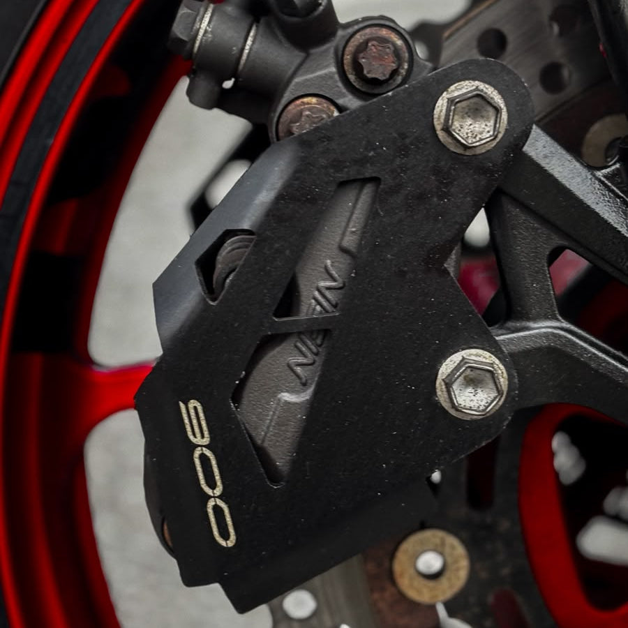 Protector de pinza de freno delantero CNC con el logo Z900 montado en una Kawasaki Z900, incluido en el kit
