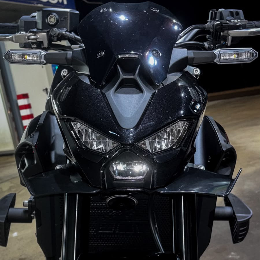 Kit Frontal (2025-26): frontal de una Kawasaki Z900 2025 negra con el alerón delantero deportivo montado