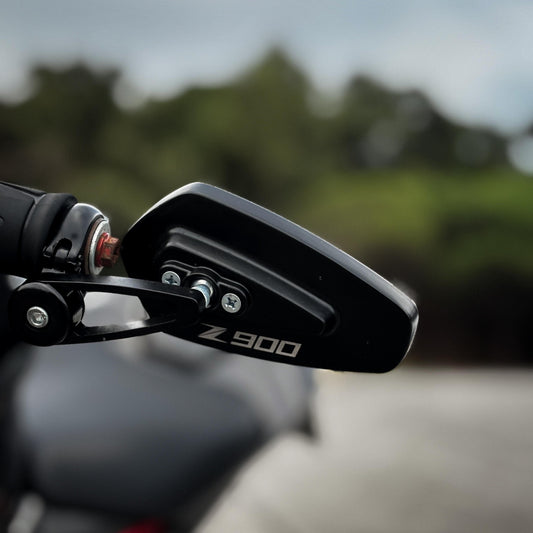 Espejo de manillar CNC con el logo Z900 montado en una Kawasaki Z900