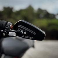 Espejo de manillar CNC con el logo Z900 montado en nuestra Kawasaki Z900, pieza del Kit Manillar CNC