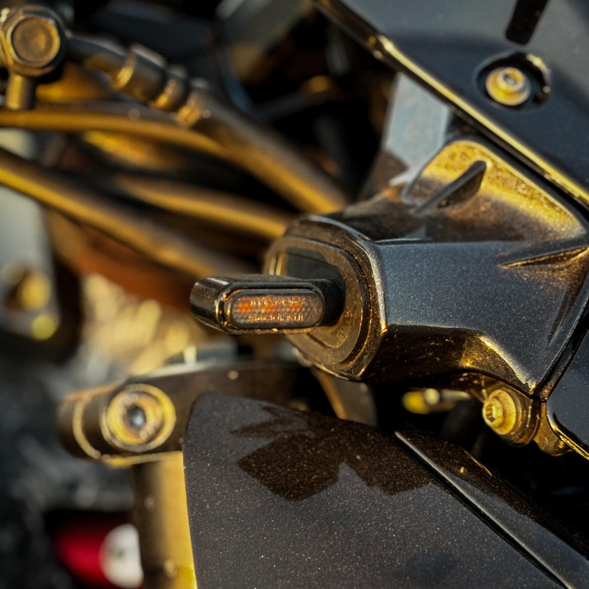 Mini intermitente LED ahumado montado en la trasera de una Kawasaki Z900