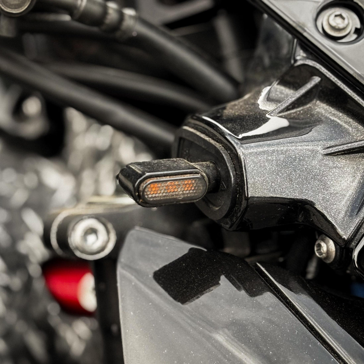 Mini intermitente LED ahumado encendido en ámbar en una Kawasaki Z900