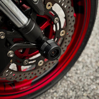Protector de eje anticaída montado en la rueda delantera de nuestra Kawasaki Z900, pieza del Kit Anticaída