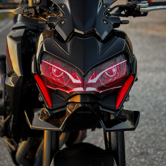 Frontal de una Kawasaki Z900 2020-2024 negra con el alerón delantero deportivo montado y los ojos del faro en rojo