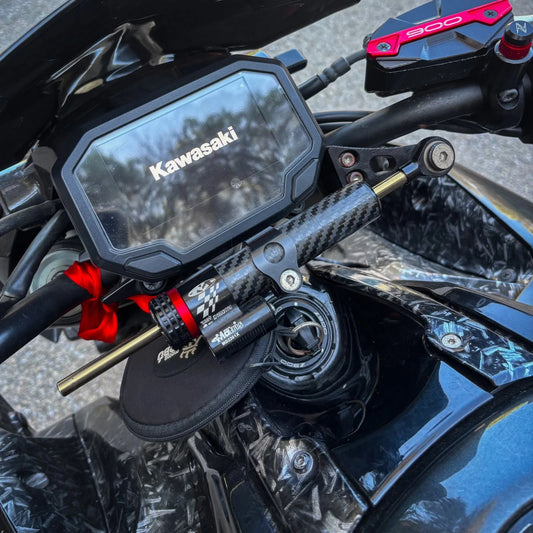 Amortiguador de dirección en acabado carbono montado en nuestra Kawasaki Z900