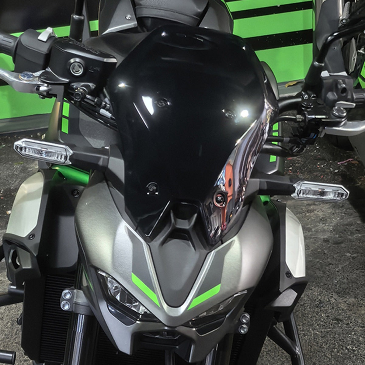 Cúpula alta touring negra montada en una Kawasaki Z900 2025