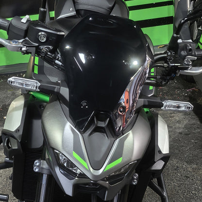 Cúpula alta touring negra montada en una Kawasaki Z900 2025