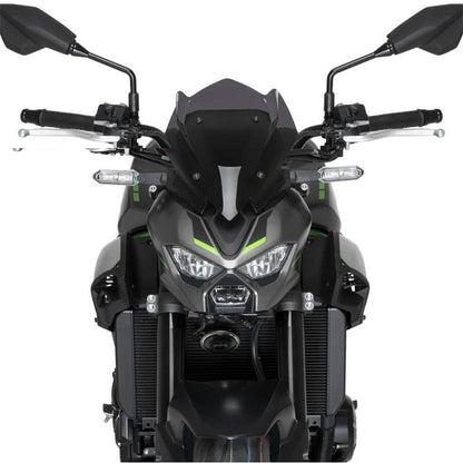Cúpula deportiva ahumada montada en una Kawasaki Z900 2025, vista frontal