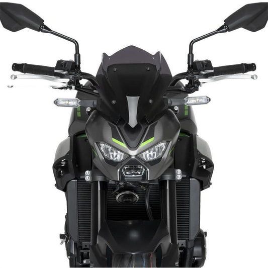 Cúpula deportiva ahumada montada en una Kawasaki Z900 2025, vista frontal