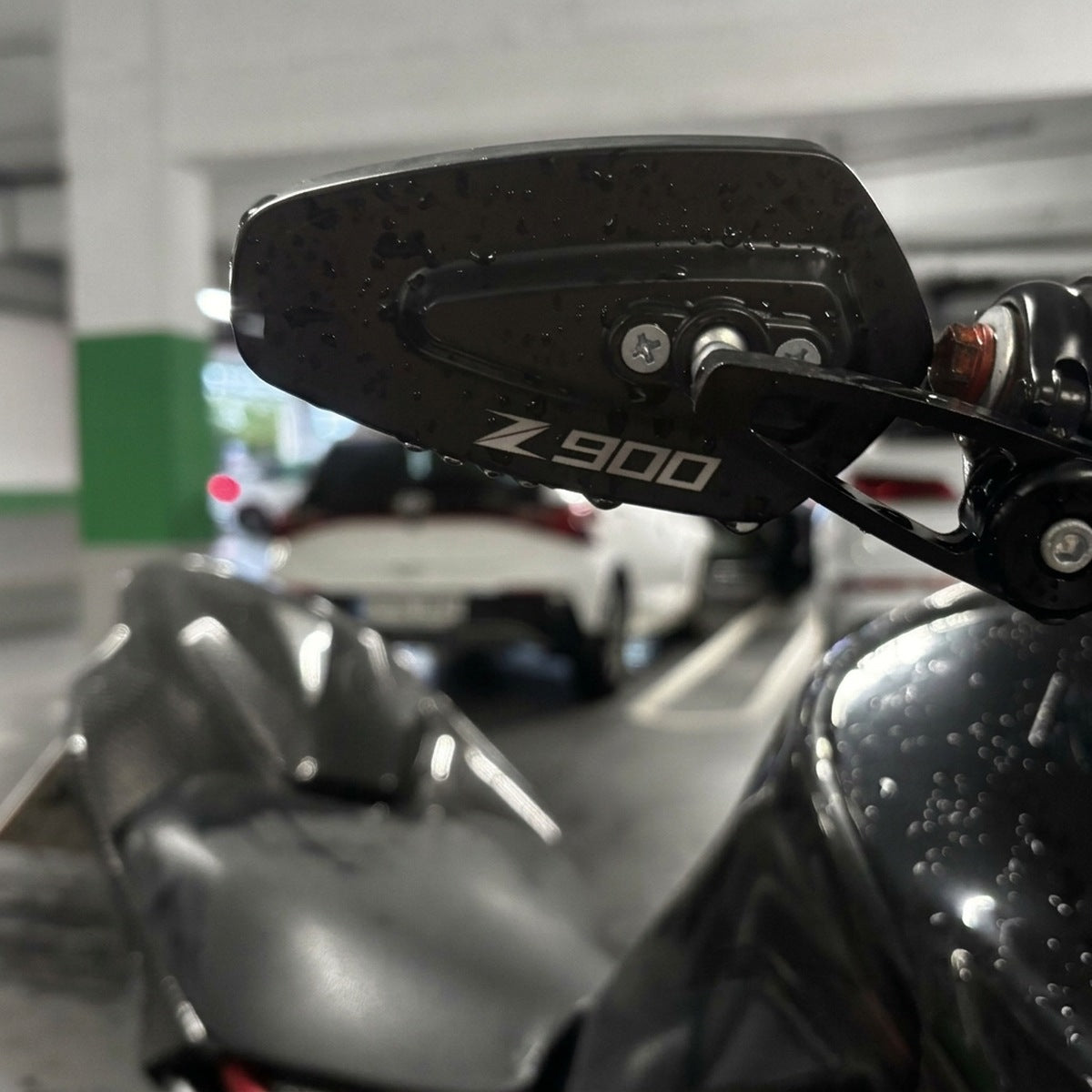 Espejo de manillar CNC en la Kawasaki Z900 de Z900 Build, vista desde el asiento