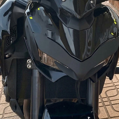 Extensión frontal montada bajo el faro de una Kawasaki Z900 2017-2019