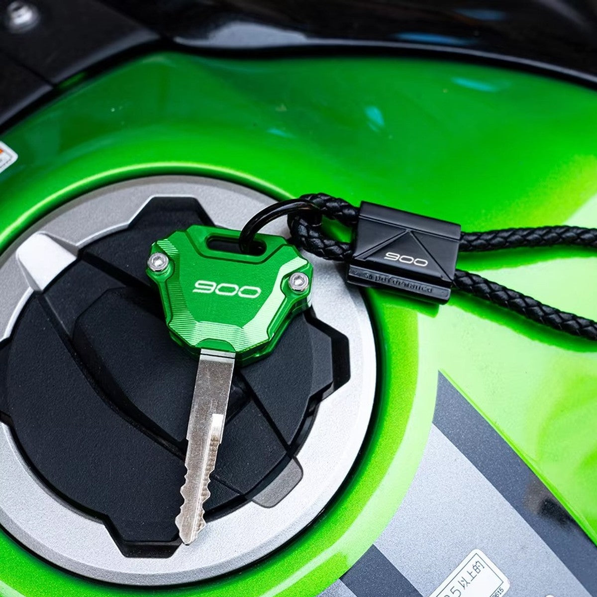 Llave de Kawasaki Z900 con funda CNC verde en el contacto