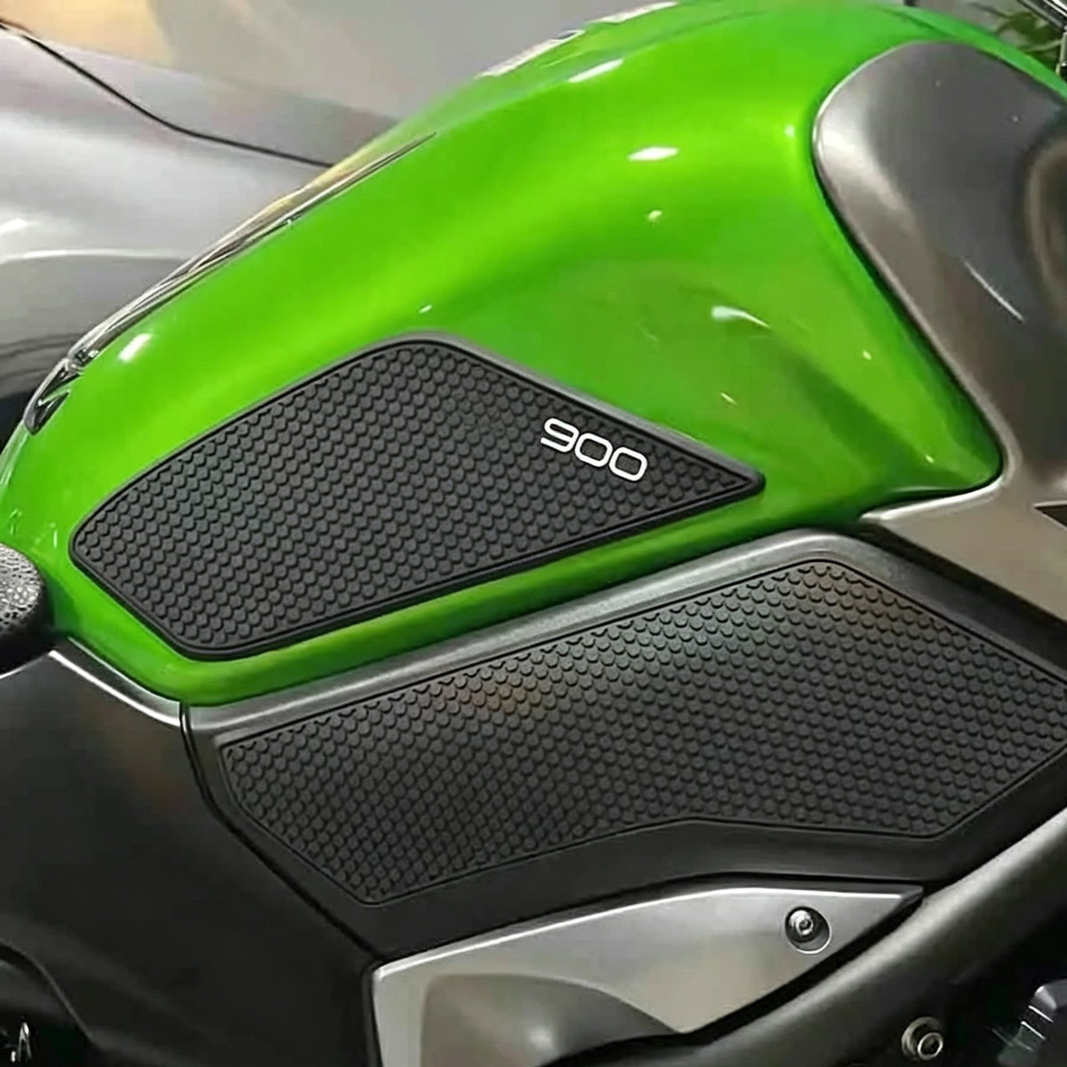 Grips de goma pegados en el depósito de una Kawasaki Z900
