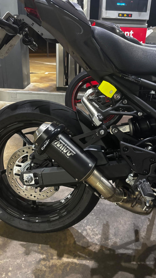 Escape de la Kawasaki Z900 de un cliente con protector de Z900 Build
