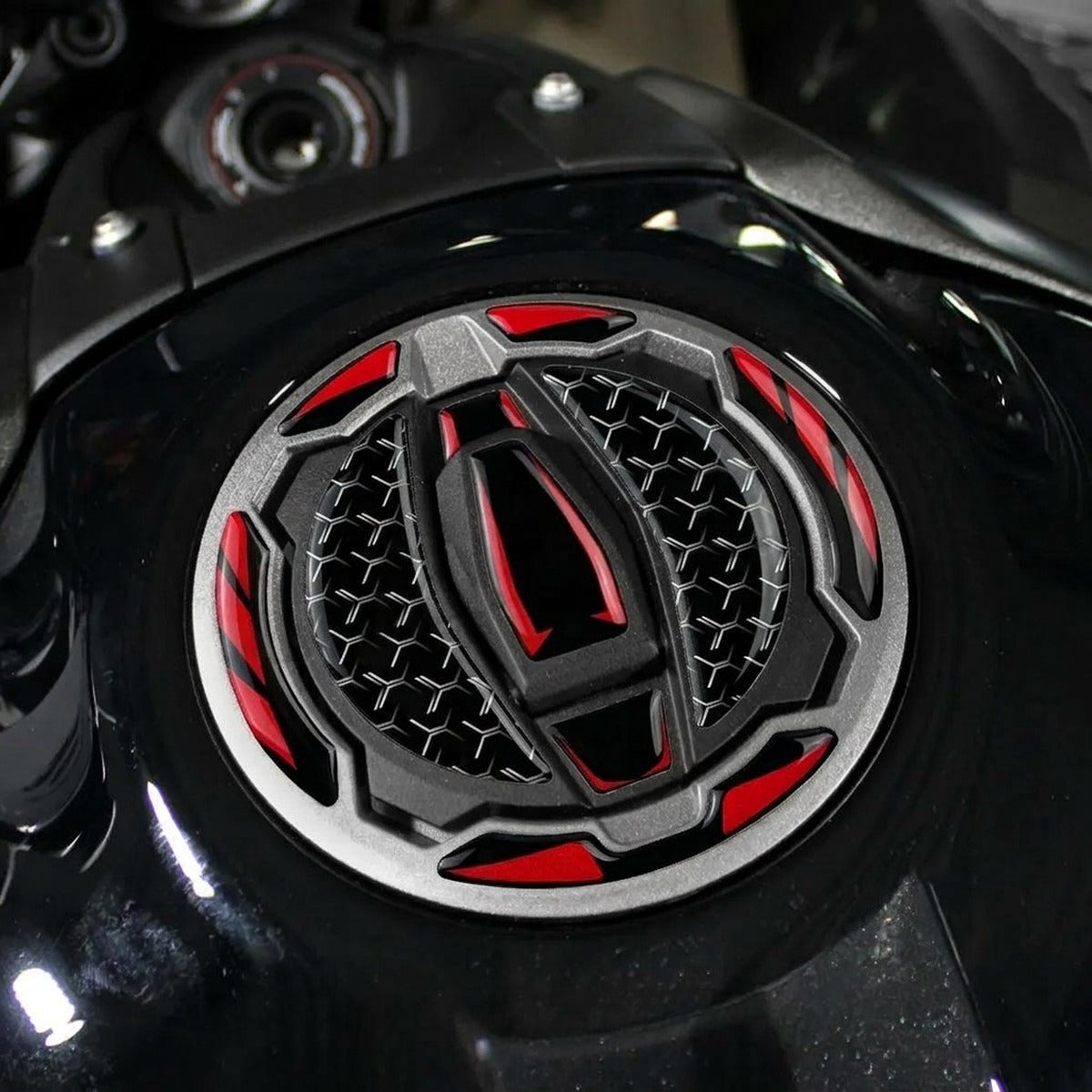 Pegatina 3D roja puesta en el tapón de depósito de una Kawasaki Z900