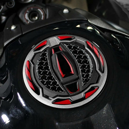 Pegatina 3D roja puesta en el tapón de depósito de una Kawasaki Z900