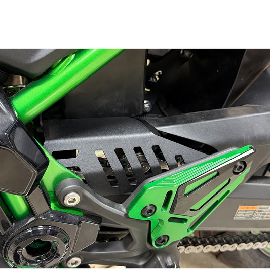 Protector de cadena CNC negro montado en una Kawasaki Z900