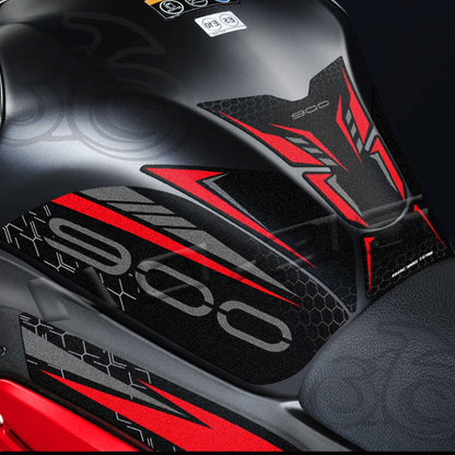 Protector de depósito 3M rojo montado en una Kawasaki Z900 2025