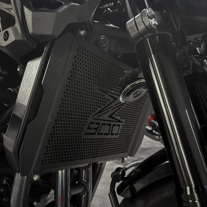 Protector de radiador con el logo Z900 montado en una Kawasaki Z900
