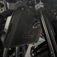 Protector de radiador con el logo Z900 montado en nuestra Kawasaki Z900, pieza del Kit Primera Protección