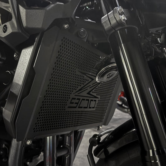 Protector de radiador con el logo Z900 montado en nuestra Kawasaki Z900, pieza del Kit Primera Protección