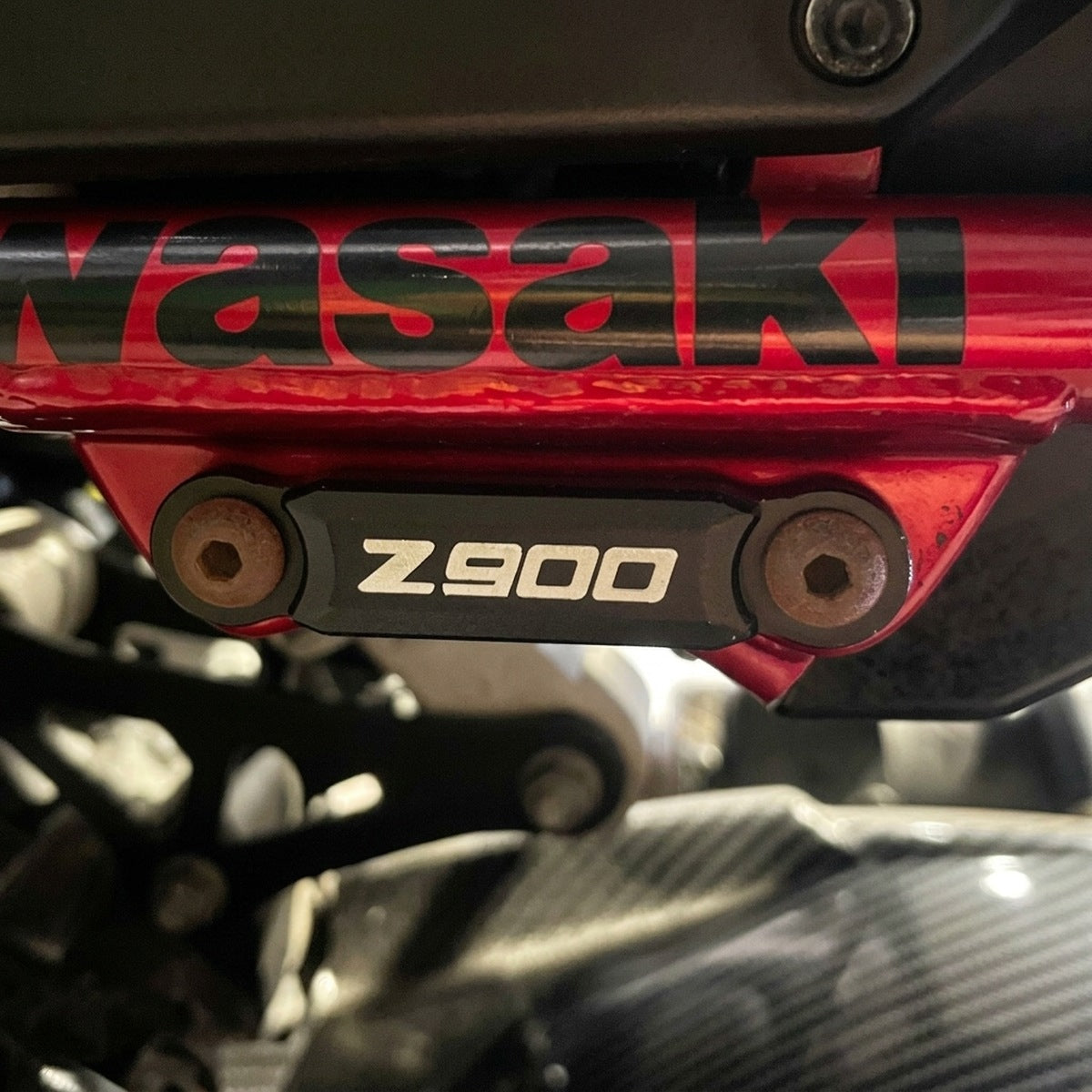 Placa ciega con logo Z900 montada en el lateral de una Kawasaki Z900