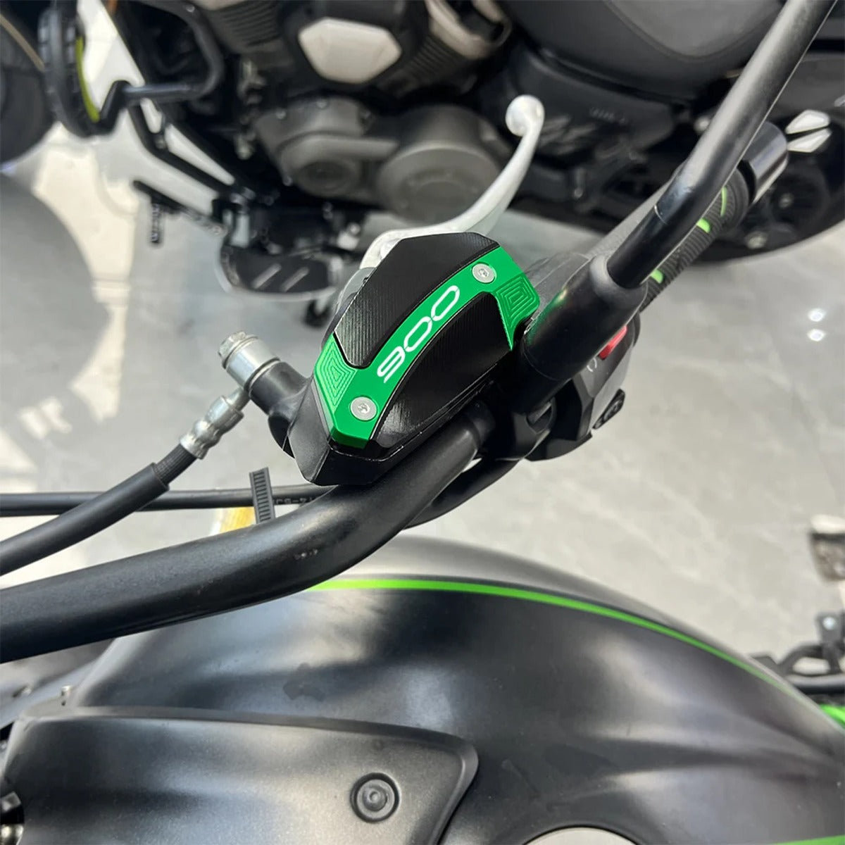 Tapa del depósito de freno delantero CNC montada en una Kawasaki Z900