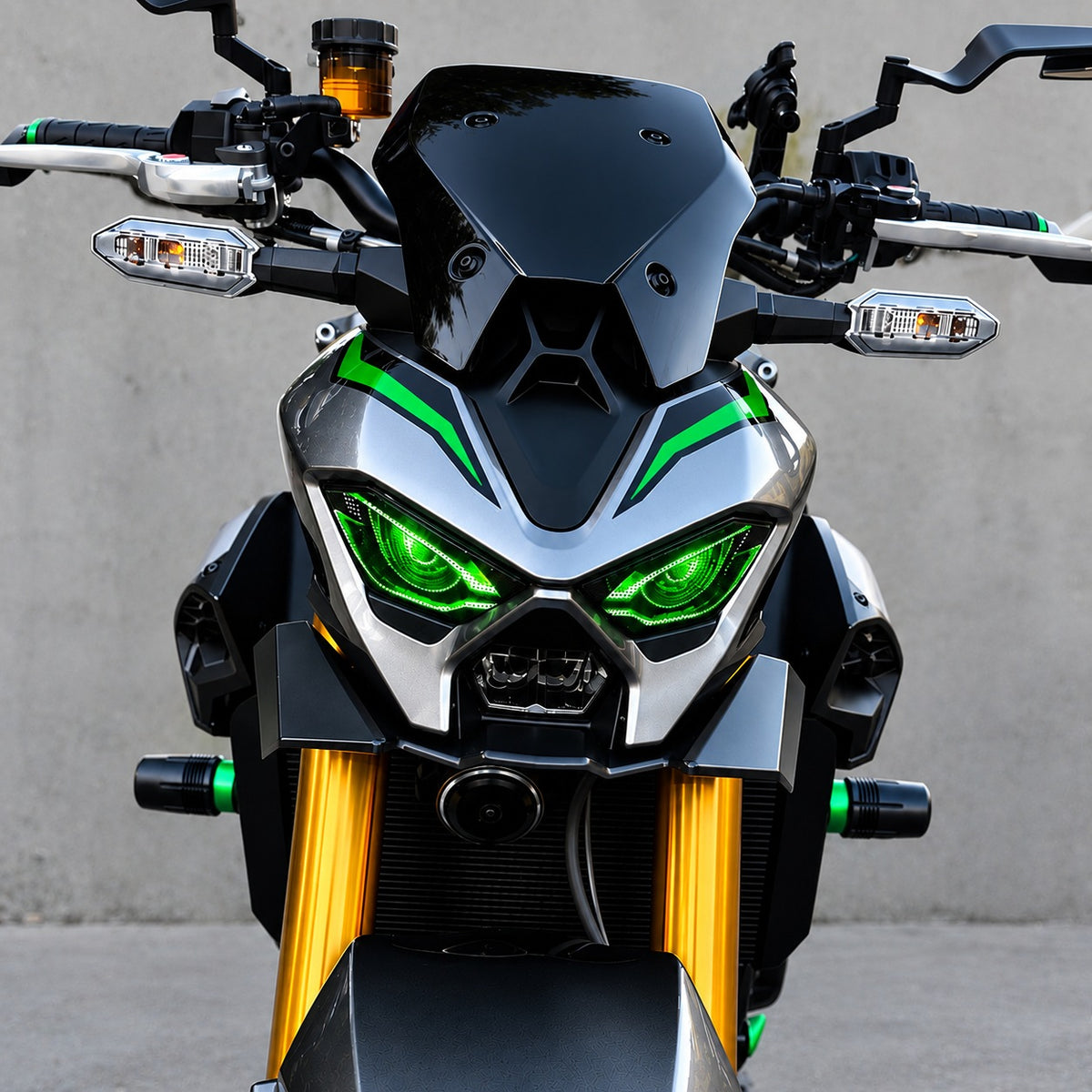 Frontal de una Kawasaki Z900 2025 con los vinilos verdes puestos en el faro