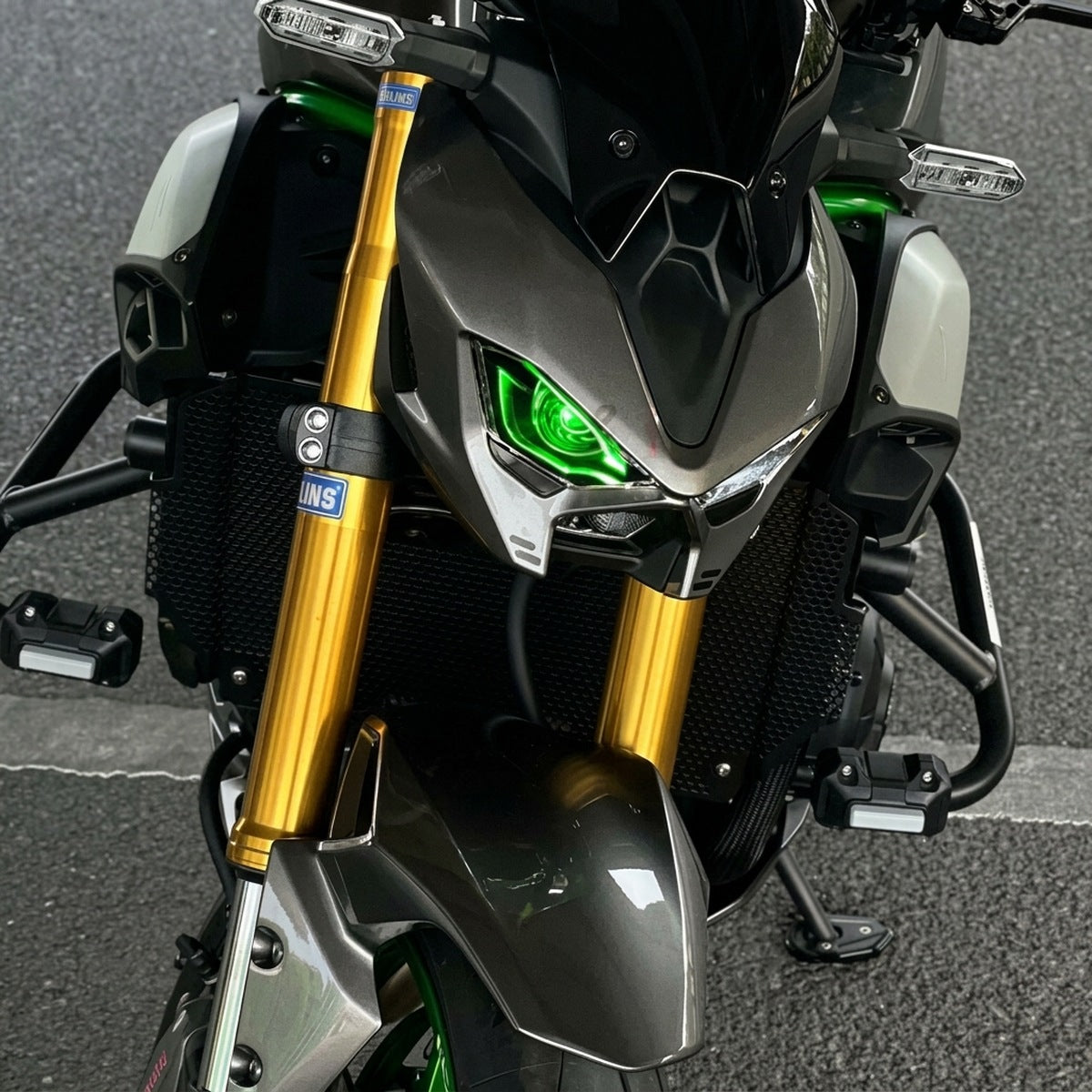 Kawasaki Z900 2025 con el vinilo de faro delantero de ojos verdes puesto